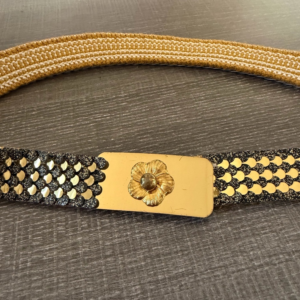 Vintage 1980s Gold Tone Fish Scale Elastic Stretch Belt with Floral Buckle - Picture 3 of 4
